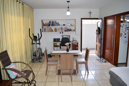 Casa à venda com 260m², 3 quartos e 3 vagasSala