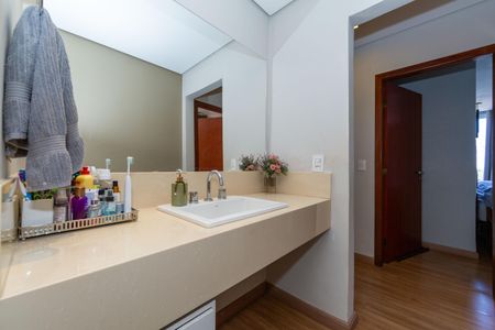 Casa de condomínio à venda com 5000m², 5 quartos e 4 vagas Casa de condomínio à venda com 5000m², 5 quartos e 4 vagasBanheiro da Suíte 2