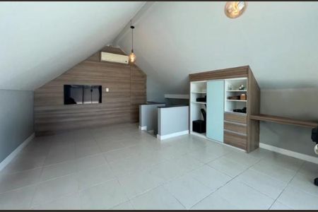 Casa de condomínio à venda com 240m², 4 quartos e 2 vagas