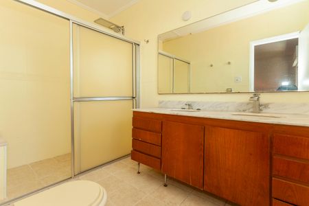 Casa à venda com 420m², 4 quartos e 6 vagasBanheiro da Suíte 1