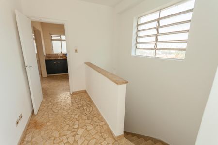 Casa à venda com 420m², 4 quartos e 6 vagasEscada