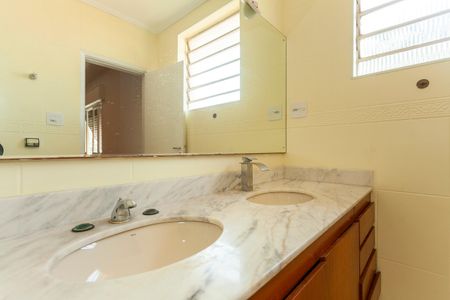 Casa à venda com 420m², 4 quartos e 6 vagasBanheiro da Suíte 1