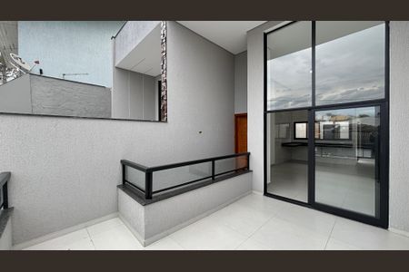 Casa à venda com 125m², 3 quartos e 2 vagas Casa à venda com 125m², 3 quartos e 2 vagasVaranda