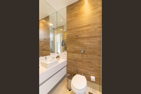 Casa de condomínio à venda com 460m², 5 quartos e 4 vagas Casa de condomínio à venda com 460m², 5 quartos e 4 vagasBanheiro de Serviço