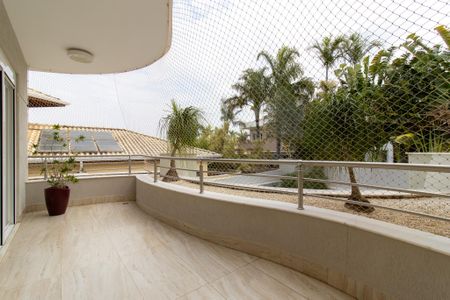 Casa de condomínio à venda com 460m², 5 quartos e 4 vagas Casa de condomínio à venda com 460m², 5 quartos e 4 vagasVaranda da Suíte 4