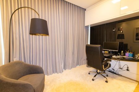 Casa de condomínio à venda com 460m², 5 quartos e 4 vagas Casa de condomínio à venda com 460m², 5 quartos e 4 vagasEscritório