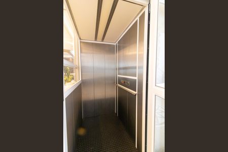 Casa de condomínio à venda com 460m², 5 quartos e 4 vagas Casa de condomínio à venda com 460m², 5 quartos e 4 vagasBanheiro de Serviço