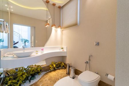 Casa de condomínio à venda com 460m², 5 quartos e 4 vagas Casa de condomínio à venda com 460m², 5 quartos e 4 vagasLavabo