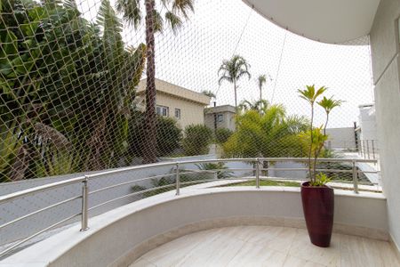 Casa de condomínio à venda com 460m², 5 quartos e 4 vagas Casa de condomínio à venda com 460m², 5 quartos e 4 vagasVaranda da Suíte 1