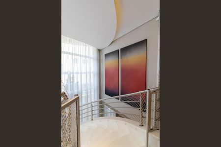 Casa de condomínio à venda com 460m², 5 quartos e 4 vagas Casa de condomínio à venda com 460m², 5 quartos e 4 vagasEscada