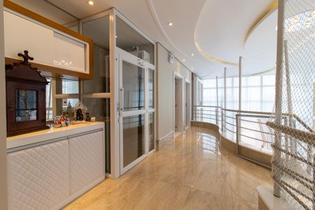 Casa de condomínio à venda com 460m², 5 quartos e 4 vagas Casa de condomínio à venda com 460m², 5 quartos e 4 vagasCorredor