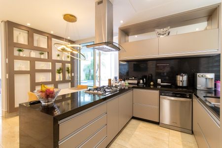 Casa de condomínio à venda com 460m², 5 quartos e 4 vagas Casa de condomínio à venda com 460m², 5 quartos e 4 vagasCozinha