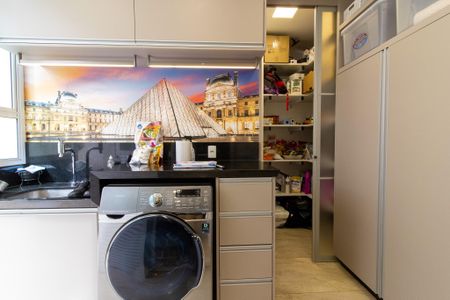 Casa de condomínio à venda com 460m², 5 quartos e 4 vagas Casa de condomínio à venda com 460m², 5 quartos e 4 vagasÁrea de Serviço