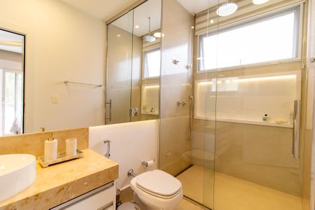 Casa de condomínio à venda com 460m², 5 quartos e 4 vagas Casa de condomínio à venda com 460m², 5 quartos e 4 vagasBanheiro da Suíte 4