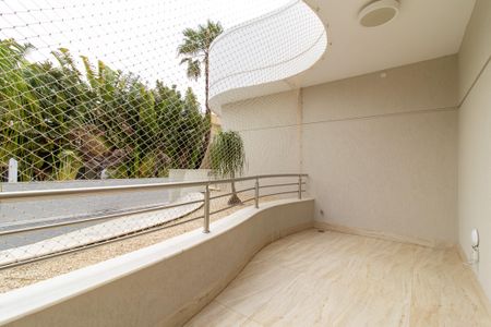 Casa de condomínio à venda com 460m², 5 quartos e 4 vagas Casa de condomínio à venda com 460m², 5 quartos e 4 vagasVaranda da Suíte 4