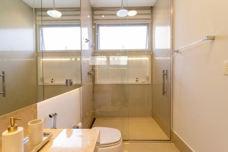 Casa de condomínio à venda com 460m², 5 quartos e 4 vagas Casa de condomínio à venda com 460m², 5 quartos e 4 vagasBanheiro da Suíte 4