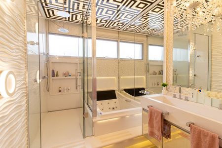 Casa de condomínio à venda com 460m², 5 quartos e 4 vagas Casa de condomínio à venda com 460m², 5 quartos e 4 vagasBanheiro da Suíte 1