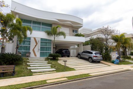 Casa de condomínio à venda com 460m², 5 quartos e 4 vagas Casa de condomínio à venda com 460m², 5 quartos e 4 vagasFachada