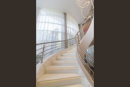 Casa de condomínio à venda com 460m², 5 quartos e 4 vagas Casa de condomínio à venda com 460m², 5 quartos e 4 vagasEscada