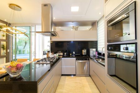 Casa de condomínio à venda com 460m², 5 quartos e 4 vagas Casa de condomínio à venda com 460m², 5 quartos e 4 vagasCozinha