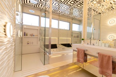 Casa de condomínio à venda com 460m², 5 quartos e 4 vagas Casa de condomínio à venda com 460m², 5 quartos e 4 vagasBanheiro da Suíte 1