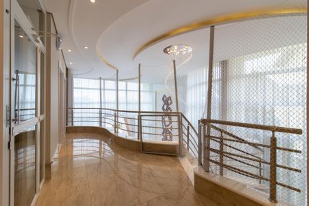 Casa de condomínio à venda com 460m², 5 quartos e 4 vagas Casa de condomínio à venda com 460m², 5 quartos e 4 vagasCorredor