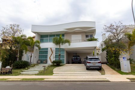 Casa de condomínio à venda com 460m², 5 quartos e 4 vagas Casa de condomínio à venda com 460m², 5 quartos e 4 vagasFachada