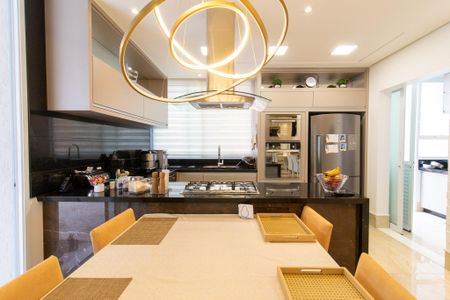 Casa de condomínio à venda com 460m², 5 quartos e 4 vagas Casa de condomínio à venda com 460m², 5 quartos e 4 vagasCozinha