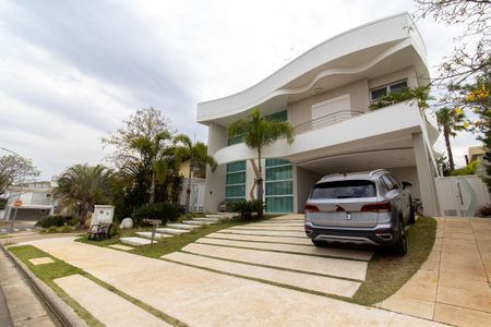 Casa de condomínio à venda com 460m², 5 quartos e 4 vagas Casa de condomínio à venda com 460m², 5 quartos e 4 vagasFachada