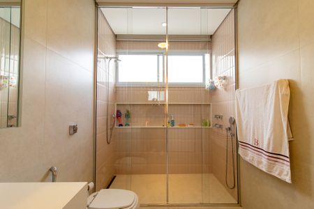 Casa de condomínio à venda com 460m², 5 quartos e 4 vagas Casa de condomínio à venda com 460m², 5 quartos e 4 vagasBanheiro da Suíte 2