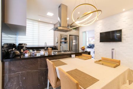 Casa de condomínio à venda com 460m², 5 quartos e 4 vagas Casa de condomínio à venda com 460m², 5 quartos e 4 vagasCozinha