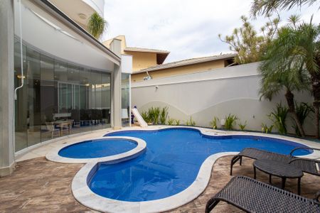 Casa de condomínio à venda com 460m², 5 quartos e 4 vagas Casa de condomínio à venda com 460m², 5 quartos e 4 vagasPiscina