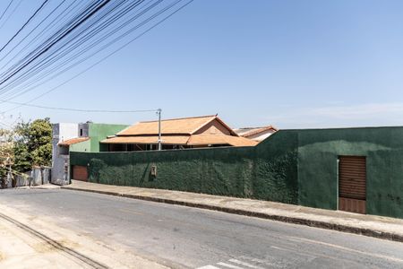 Casa à venda com 450m², 3 quartos e 4 vagas Casa à venda com 450m², 3 quartos e 4 vagasFachada