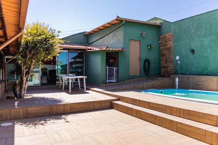 Casa à venda com 450m², 3 quartos e 4 vagas Casa à venda com 450m², 3 quartos e 4 vagasÁrea Externa