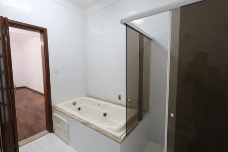 Casa à venda com 210m², 2 quartos e 4 vagasBanheiro da Suíte