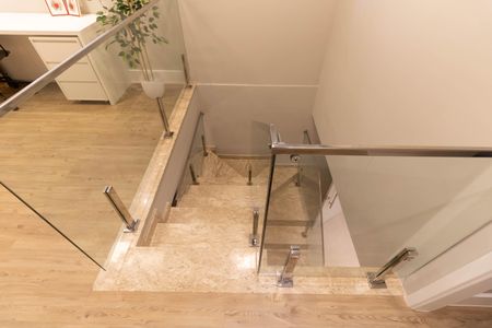 Casa à venda com 125m², 2 quartos e 2 vagas Casa à venda com 125m², 2 quartos e 2 vagasEscada