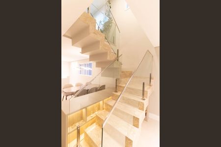 Casa à venda com 125m², 2 quartos e 2 vagas Casa à venda com 125m², 2 quartos e 2 vagasEscada