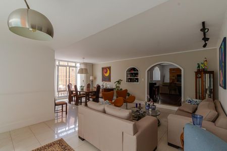 Casa à venda com 333m², 4 quartos e 4 vagas Casa à venda com 333m², 4 quartos e 4 vagasSala