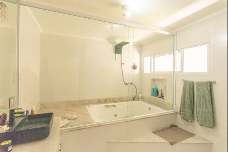 Casa de condomínio à venda com 380m², 3 quartos e 2 vagas Casa de condomínio à venda com 380m², 3 quartos e 2 vagasBanheiro da Suíte