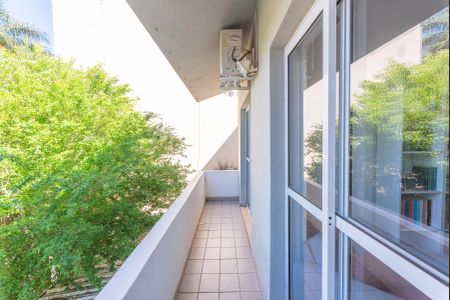 Casa de condomínio à venda com 380m², 3 quartos e 2 vagas Casa de condomínio à venda com 380m², 3 quartos e 2 vagasSacada do Quarto 1