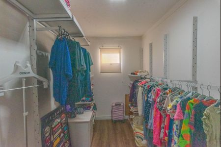 Casa de condomínio à venda com 380m², 3 quartos e 2 vagas Casa de condomínio à venda com 380m², 3 quartos e 2 vagasCloset do Quarto 2