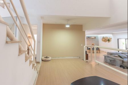 Casa de condomínio à venda com 380m², 3 quartos e 2 vagas Casa de condomínio à venda com 380m², 3 quartos e 2 vagasSala