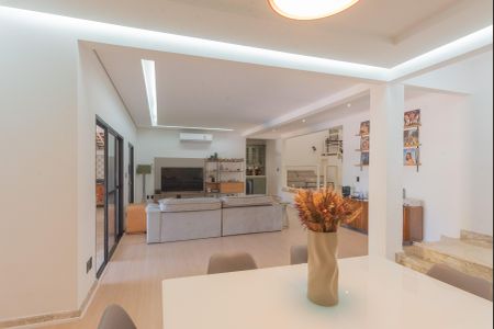 Casa de condomínio à venda com 380m², 3 quartos e 2 vagas Casa de condomínio à venda com 380m², 3 quartos e 2 vagasSala