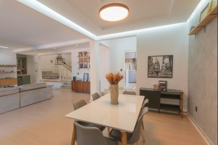 Casa de condomínio à venda com 380m², 3 quartos e 2 vagas Casa de condomínio à venda com 380m², 3 quartos e 2 vagasSala