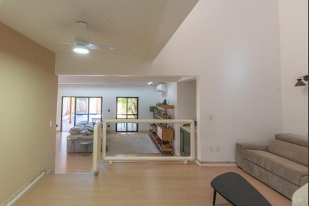 Casa de condomínio à venda com 380m², 3 quartos e 2 vagas Casa de condomínio à venda com 380m², 3 quartos e 2 vagasSala