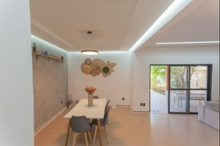 Casa de condomínio à venda com 380m², 3 quartos e 2 vagas Casa de condomínio à venda com 380m², 3 quartos e 2 vagasSala