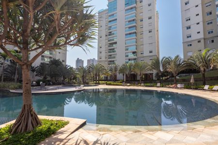 Apartamento à venda com 131m², 3 quartos e 3 vagas Apartamento à venda com 131m², 3 quartos e 3 vagasÁrea comum - Piscina