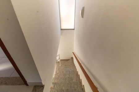 Casa de condomínio à venda com 67m², 2 quartos e 2 vagasEscada