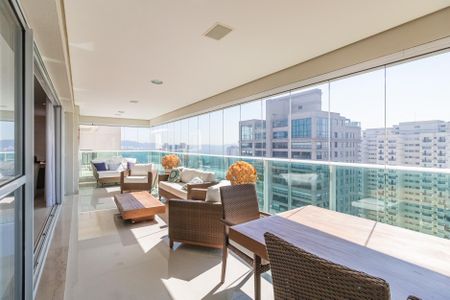Sacada de apartamento para alugar com 3 quartos, 212m² em Alphaville Industrial, Barueri