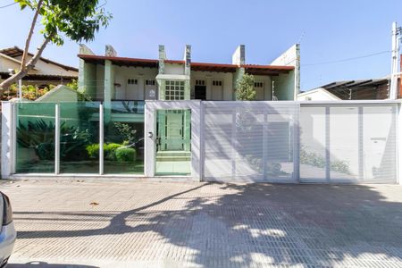 Casa à venda com 340m², 4 quartos e 4 vagasFachada